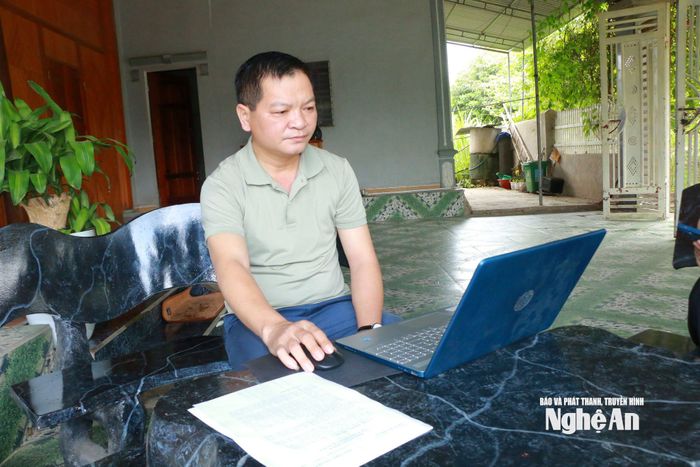 Bí thư Chi bộ kiêm Trưởng bản Kha Văn Nam tích cực ứng dụng công nghệ thông tin vào trong việc Đảng, việc dân. Ảnh: K.L