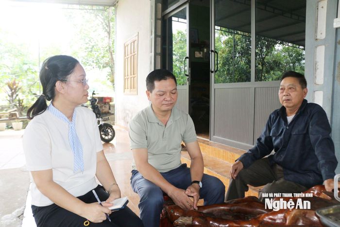 Ông Ngân Đình Phòng (áo đen) - đảng viên ở Chi bộ bản Boong chia sẻ về quyết định hiến đất mở đường. Ảnh: K.L