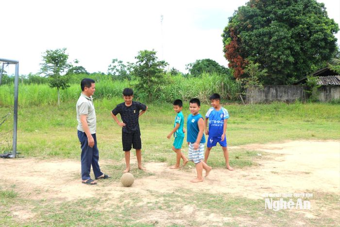 Bí thư Chi bộ kiêm Trưởng bản Boong Kha Văn Nam trò chuyện với trẻ em trong bản. Ảnh: K.L