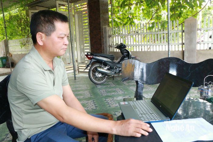 Bí thư Chi bộ kiêm Trưởng bản Kha Văn Nam tích cực ứng dụng công nghệ thông tin vào trong việc Đảng, việc dân. Ảnh: K.L