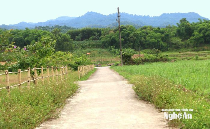 Đường nội bản nối vào trung tâm nhà văn hóa cộng đồng được hình thành nhờ dân vận khéo và phát huy dân chủ. Ảnh: K.L