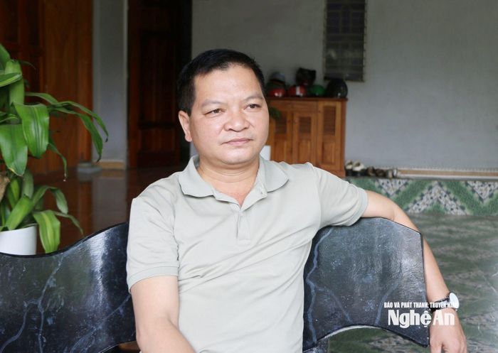 Bí thư Chi bộ kiêm Trưởng bản Kha Văn Nam chia sẻ về quá trình phát huy dân chủ, vận động nhân dân đồng thuận mở đường vào khu sản xuất. Ảnh: K.L