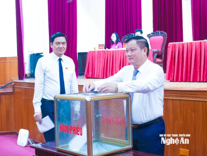 Đồng chí Nguyễn Khắc Thận - Ủy viên Ban Chấp hành Trung ương Đảng, Bí thư Tỉnh ủy, Trưởng Đoàn đại biểu Quốc hội tỉnh bỏ phiếu bầu bổ sung Ủy viên UBND tỉnh. Ảnh: Mai Hoa
