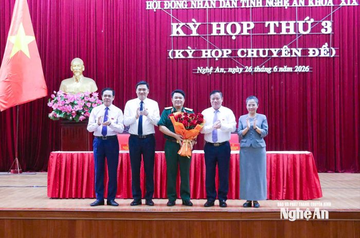 Các đồng chí Thường trực Tỉnh ủy tặng hoa chúc mừng Thiếu tướng Vũ Văn Tùng - Ủy viên Ban Thường vụ Tỉnh ủy, Chỉ huy trưởng Bộ Chỉ huy Quân sự tỉnh. Ảnh: Mai Hoa