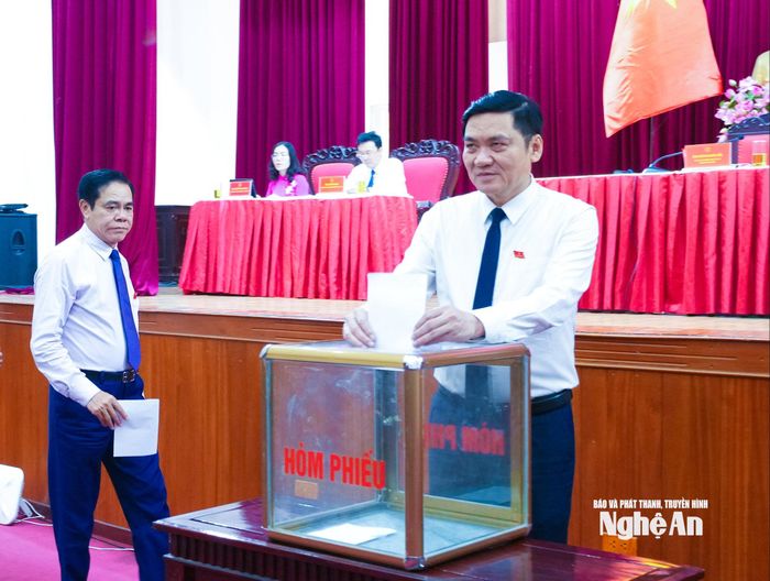 Đồng chí Hoàng Nghĩa Hiếu - Phó Bí thư Thường trực Tỉnh ủy, Chủ tịch HĐND tỉnh bỏ phiếu bầu bổ sung Ủy viên UBND tỉnh. Ảnh: Mai Hoa