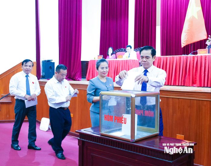 Đồng chí Võ Trọng Hải - Phó Bí thư Tỉnh ủy, Chủ tịch UBND tỉnh cùng các đại biểu bỏ phiếu bầu bổ sung Ủy viên UBND tỉnh. Ảnh: Mai Hoa