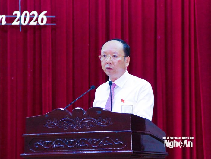 Đồng chí Bùi Thanh An - Ủy viên Ban Thường vụ Tỉnh ủy, Phó Chủ tịch Thường trực UBND tỉnh thông qua tờ trình giới thiệu nhân sự bầu bổ sung Ủy viên UBND tỉnh Nghệ An nhiệm kỳ 2026 – 2031, phụ trách lĩnh vực quân sự. Ảnh: Mai Hoa