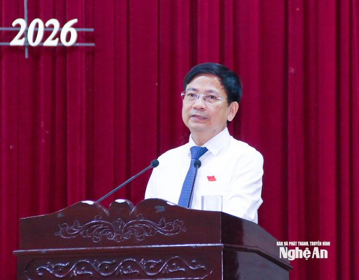 Đồng chí Cao Tiến Trung - Ủy viên Thường trực, Trưởng ban Kinh tế - Ngân sách HĐND tỉnh báo cáo kết quả thẩm tra dự thảo các nghị quyết trình Kỳ họp. Ảnh: Mai Hoa