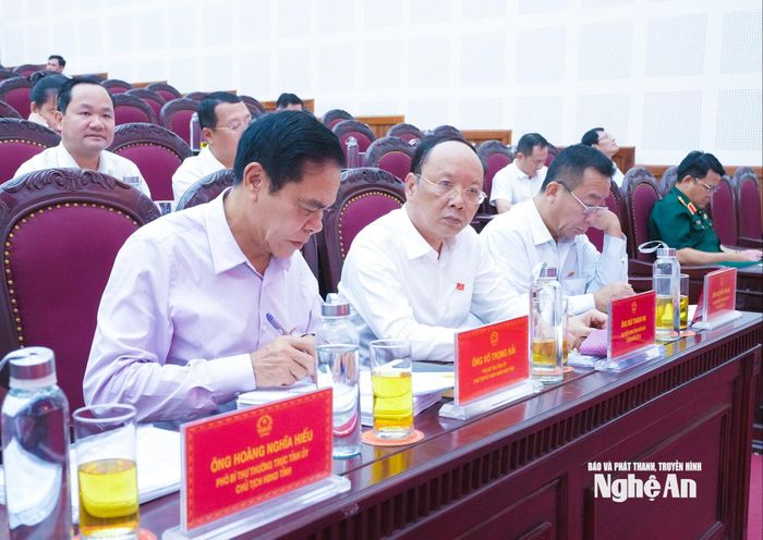Các đồng chí lãnh đạo tỉnh và đại biểu HĐND tỉnh tham dự Kỳ họp. Ảnh: Mai Hoa