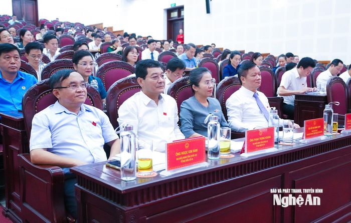 Các đồng chí lãnh đạo tỉnh và đại biểu HĐND tỉnh tham dự Kỳ họp. Ảnh: Mai Hoa