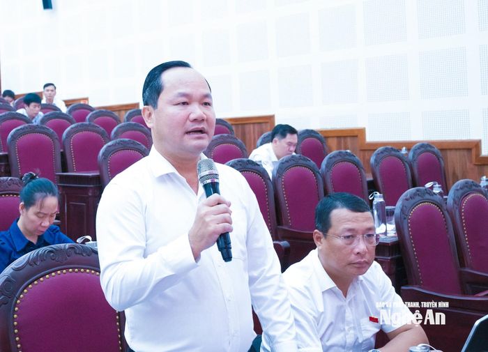 Đồng chí Hoàng Quốc Việt - Ủy viên Ban Thường vụ Tỉnh ủy, Giám đốc Sở Nông nghiệp và Môi trường giải trình làm rõ vấn đề đại biểu HĐND thảo luận, nêu ý kiến liên quan đến quy hoạch rừng. Ảnh: Mai Hoa