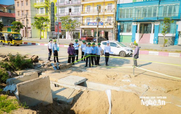 Phó Chủ tịch UBND tỉnh Hoàng Phú Hiền kiểm tra công tác giải ngân vốn đầu tư công đối với dự án Nâng cấp, mở rộng đường Bình Minh tại phường Cửa Lò. Ảnh: Thành Duy