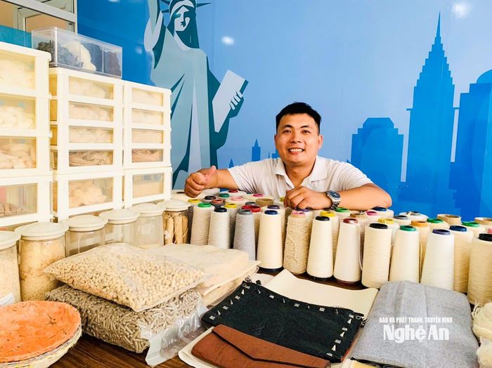 Đậu Văn Nam (SN 1992, xã Tân An) bên các sản phẩm từ nguyên liệu lá dứa. Ảnh: NVCC
