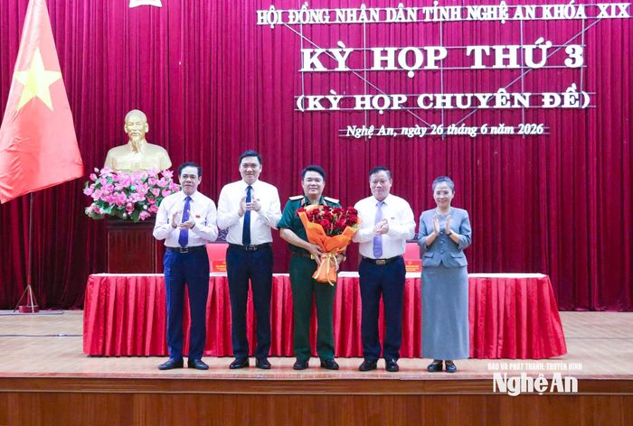 Các đồng chí Thường trực Tỉnh ủy tặng hoa chúc mừng Thiếu tướng Vũ Văn Tùng - Ủy viên Ban Thường vụ Tỉnh ủy, Chỉ huy trưởng Bộ Chỉ huy Quân sự tỉnh. Ảnh: Mai Hoa