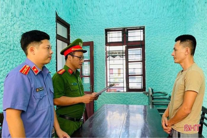 Tống đạt quyết định khởi tố đối với Nguyễn Văn Quỳnh.
