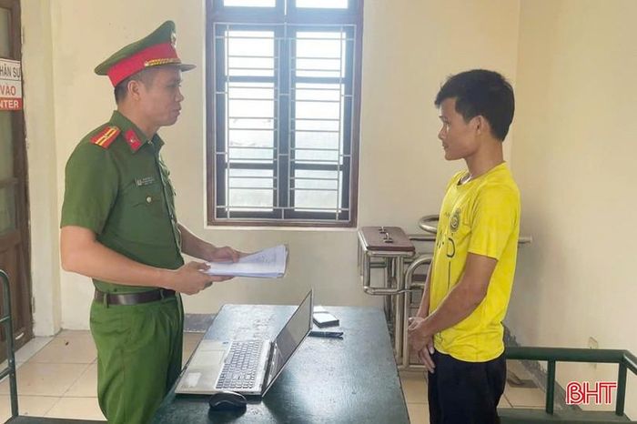 Cơ quan CSĐT Công an tỉnh Hà Tĩnh tống đạt quyết định khởi tố đối với Phan Văn Lực.