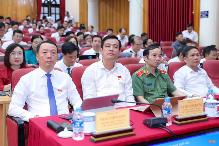 Đồng chí Phan Thiên Định - Phó Bí thư Tỉnh ủy, Chủ tịch UBND tỉnh và các đại biểu tham dự kỳ họp.