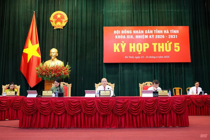 Các đồng chí: Nguyễn Hồng Lĩnh - Phó Bí thư Thường trực Tỉnh ủy, Chủ tịch HĐND tỉnh; Dương Tất Thắng - Phó Chủ tịch Thường trực HĐND tỉnh; Nguyễn Thị Việt Hà - Phó Chủ tịch HĐND tỉnh chủ tọa kỳ họp.