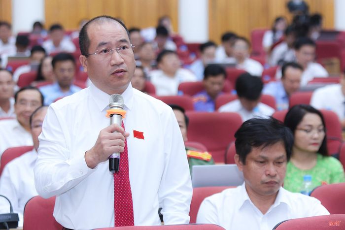 Đại biểu Nguyễn Thế Hoàn - Phó Chủ tịch Ủy ban MTTQ tỉnh, Chủ tịch LĐLĐ tỉnh đặt câu hỏi tại phiên chất vấn.
