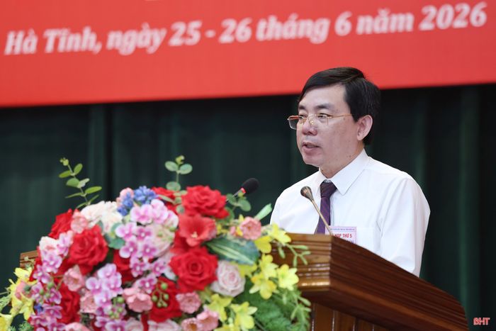 Giám đốc Sở Xây dựng Đặng Văn Thành trả lời chất vấn.