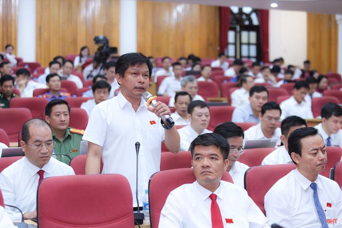 Đại biểu Phạm Nghĩa - Phó Trưởng ban Pháp chế HĐND tỉnh chất vấn Giám đốc Sở Nội vụ.
