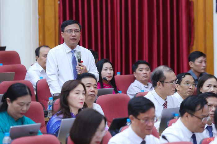 Đại biểu Hà Văn Đàn - Bí thư Đảng ủy, Chủ tịch HĐND xã Hương Phố đặt câu hỏi với Giám đốc Sở Công Thương.