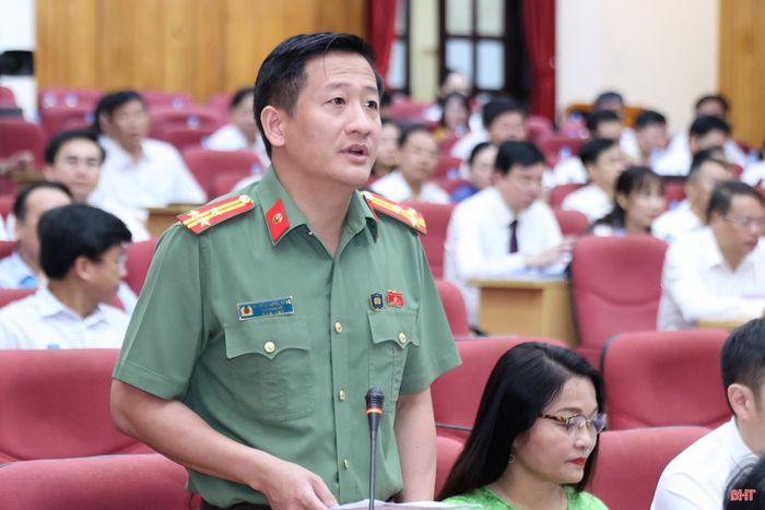 Đại biểu Nguyễn Quốc Hùng - Phó Giám đốc Công an tỉnh đặt câu hỏi chất vấn.