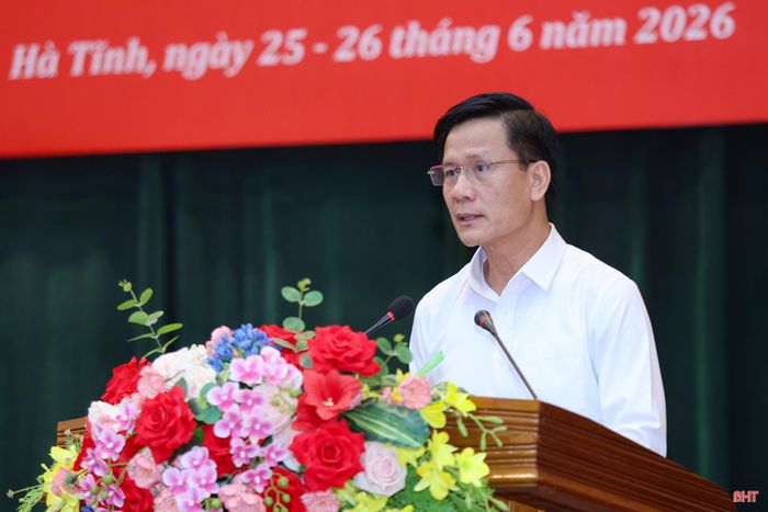 Giám đốc Sở Nội vụ Trịnh Văn Ngọc đăng đàn trả lời chất vấn.