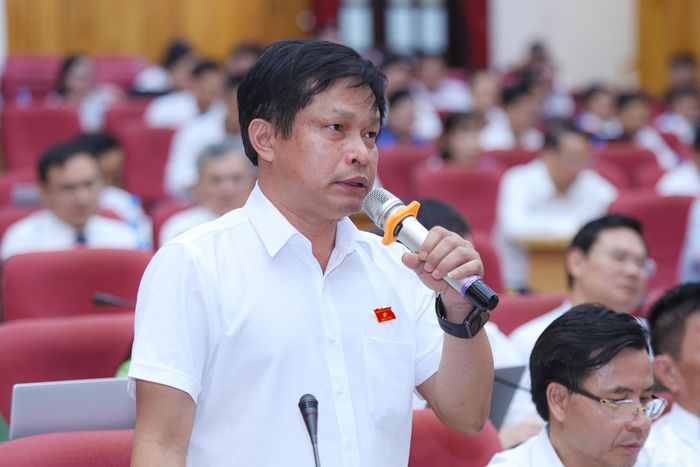 Đại biểu Phạm Nghĩa - Phó Trưởng ban Pháp chế HĐND tỉnh chất vấn Giám đốc Sở Nội vụ.