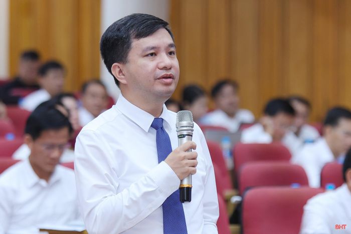 Đại biểu Phan Trung Kiên - Phó Trưởng ban Văn hóa - Xã hội HĐND tỉnh (Tổ đại biểu số 8) chất vấn Giám đốc Sở GĐ&amp;ĐT về chỉ tiêu biên chế giáo viên.