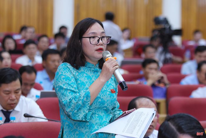 Đại biểu Đinh Thị Hiền - Ủy viên chuyên trách Ban Pháp chế HĐND tỉnh (Tổ đại biểu số 1) đặt câu hỏi về chỉ tiêu tuyển sinh năm học 2026 - 2027.