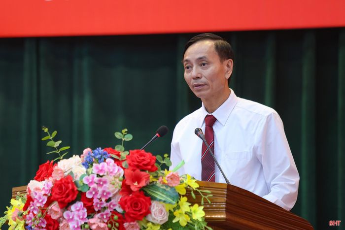 Giám đốc Sở Công Thương Lê Trung Phước trả lời chất vấn.