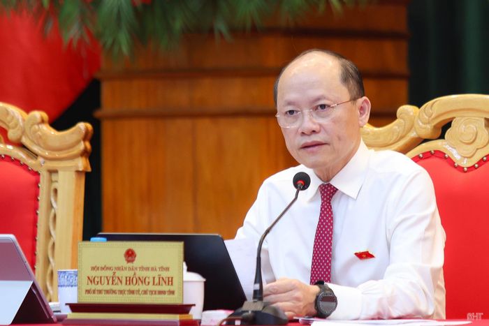 Đồng chí Nguyễn Hồng Lĩnh – Phó Bí thư Thường trực Tỉnh ủy, Chủ tịch HĐND tỉnh đặt câu hỏi với Giám đốc Lê Trung Phước.