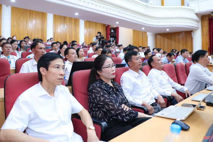 Đại biểu dự kỳ họp.