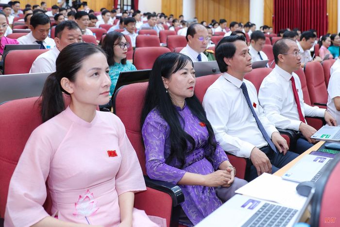  Đại biểu theo dõi nội dung trả lời của Giám đốc Sở GD&amp;ĐT. 