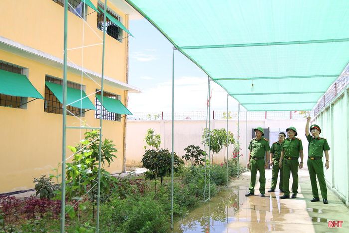 Hệ thống mái che, lưới che cùng nhiều hạng mục khác được huy động từ nguồn xã hội hóa, trong đó có sự đóng góp của cán bộ chiến sĩ.