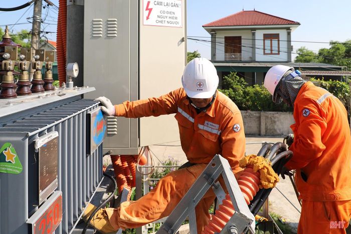 Công ty Điện lực Hà Tĩnh chủ động các giải pháp kỹ thuật cấp điện an toàn, ổn định mùa nắng nóng.