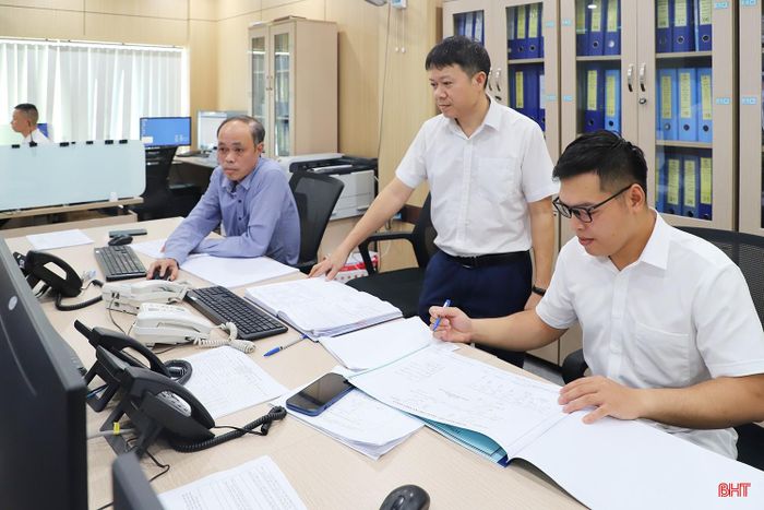 Tình trạng mang tải của từng đường dây, trạm biến áp được theo dõi qua phần mềm của Trung tâm Điều khiển xa, Công ty Điện lực Hà Tĩnh.