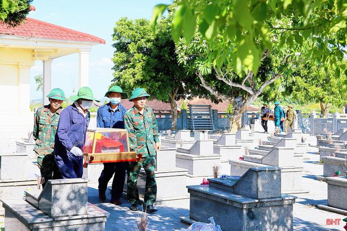 Các lực lượng tiến hành lấy mẫu ADN tại Nghĩa trang Liệt sĩ Đức Thọ (xã Đức Thọ).