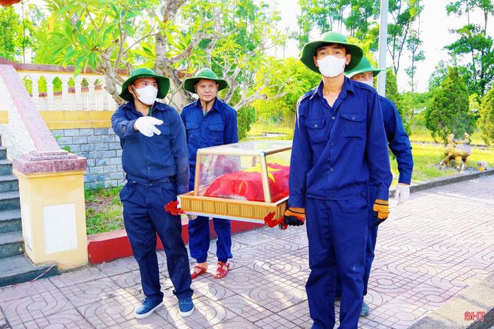 Quá trình lấy mẫu ADN diễn ra trong điều kiện thời tiết nắng nóng.
