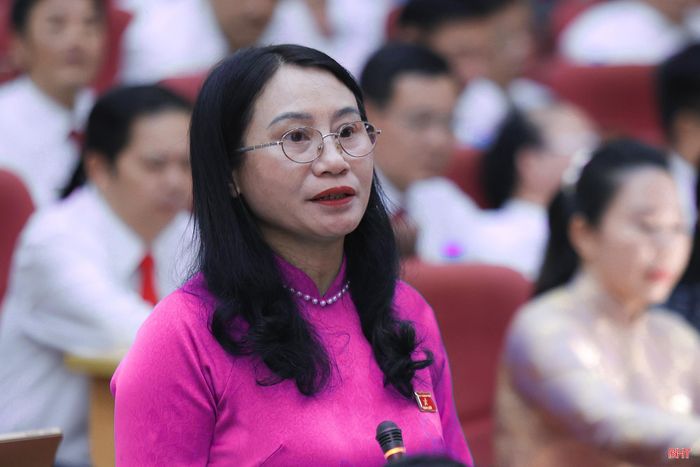 Đại biểu Nguyễn Thị Nhuần - Trưởng ban Pháp chế HĐND tỉnh (Tổ đại biểu số 2) đặt câu hỏi liên quan đến thực trạng thiếu cán bộ, công chức cấp xã đảm nhận lĩnh vực chuyên môn sâu.