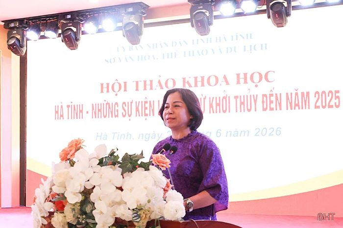 PGS.TS Nguyễn Tất Thắng - giảng viên Trường Đại học Sư phạm, Đại học Huế và TS Dương Minh Huệ - giảng viên Học viện Chính trị quốc gia Hồ Chí Minh trình bày các tham luận.
