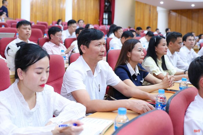 Các đại biểu tham dự kỳ họp.