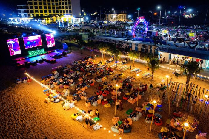 Không khí sôi động của Beach Club Thiên Cầm về đêm.