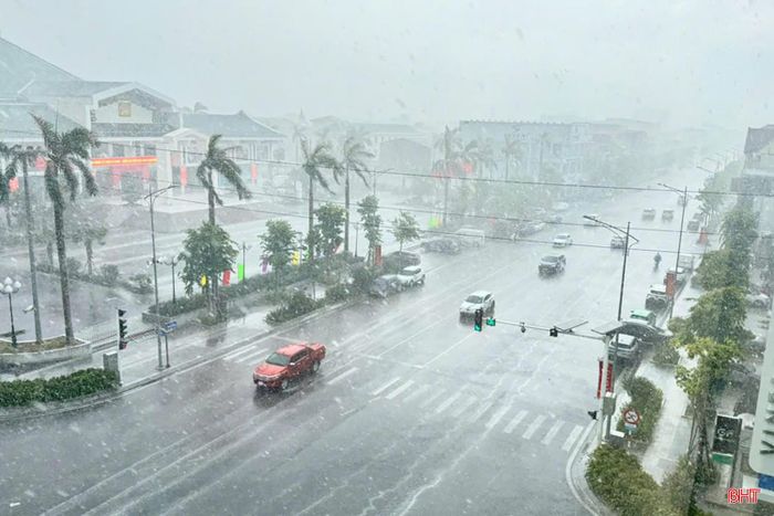 Mưa lớn tại khu vực phường Thành Sen.