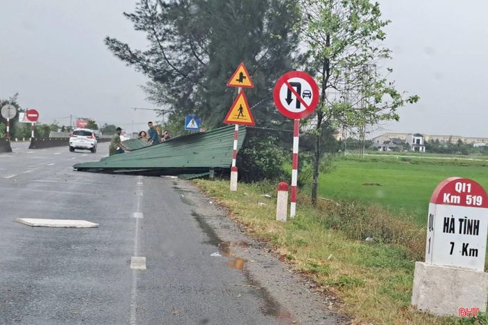 Gió lớn làm bay mái tôn tại khu vực xã Cẩm Bình.