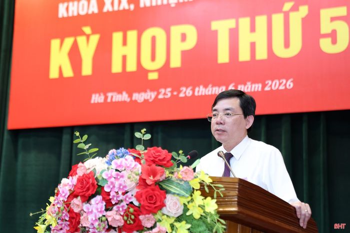 Giám đốc Sở Xây dựng Đặng Văn Thành trả lời chất vấn.