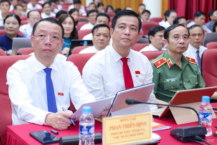 Đồng chí Phan Thiên Định - Phó Bí thư Tỉnh ủy, Chủ tịch UBND tỉnh và các đại biểu tham dự kỳ họp.