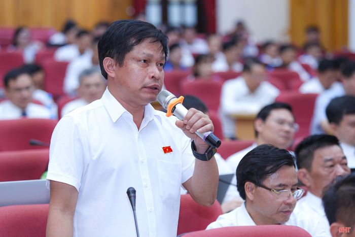 Đại biểu Phạm Nghĩa đặt câu hỏi chất vấn Giám đốc Sở Xây dựng.