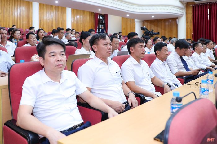 Đại biểu dự kỳ họp.